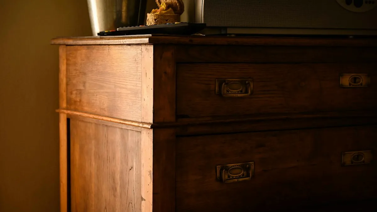 Peindre un vieux meuble : rénover une commode
