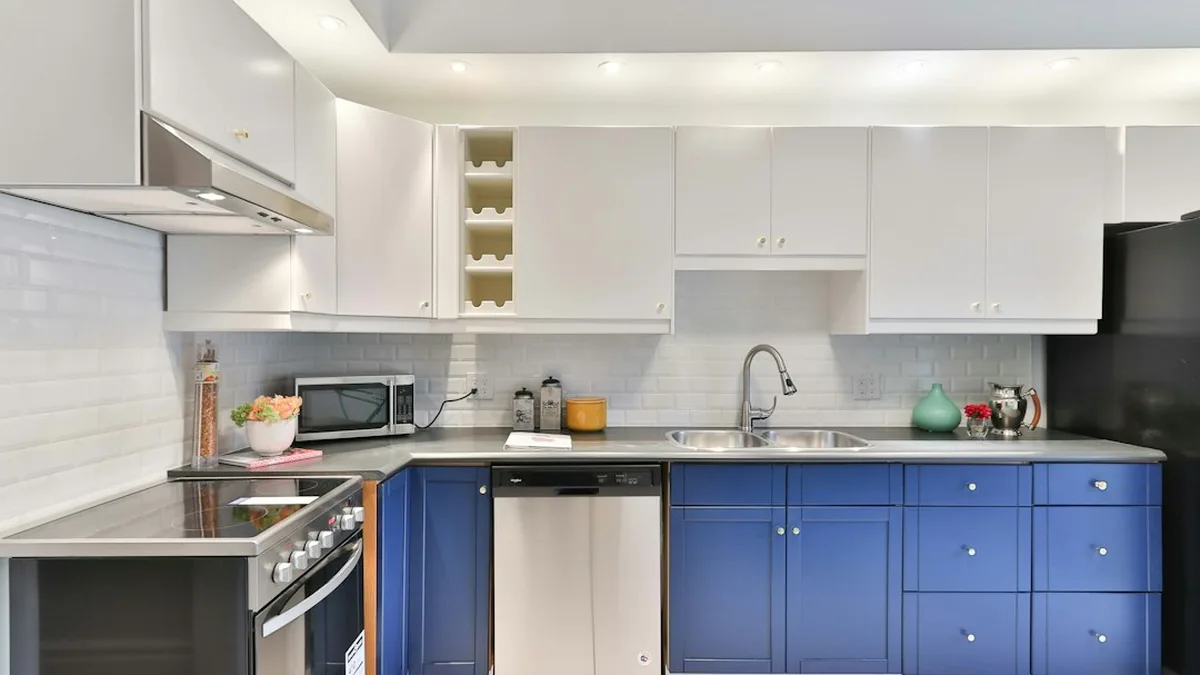 Repeindre meuble cuisine laqué : relooker un meuble laqué